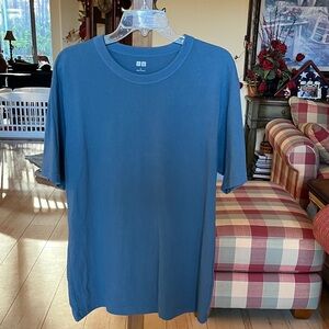 Uniqlo Men's Short Sleeve Tee in Blue size Large
